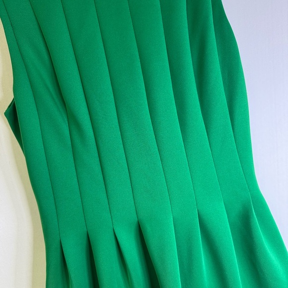Emerald Green Sleeveless Pleated Fit and Flare Mini Dress sz 4 - Picture 2 of 7